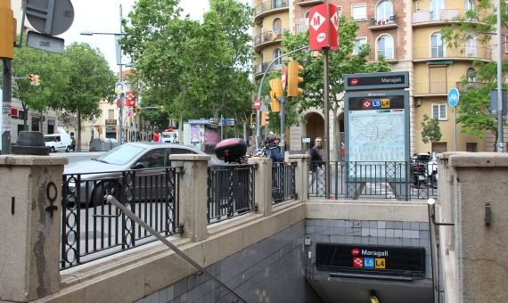 Los accesos a la estación de Maragall no están adaptados para las personas con movilidad reducida / M. B.