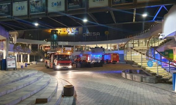 Vehículos de bomberos en el Hotel Ibis de Barcelona / TWITTER GUARDIA URBANA