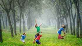 niños jugando en un parque