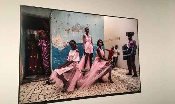 Imagen en el World Press Photo de jóvenes de Dakar posando en su casa  / P. B. 