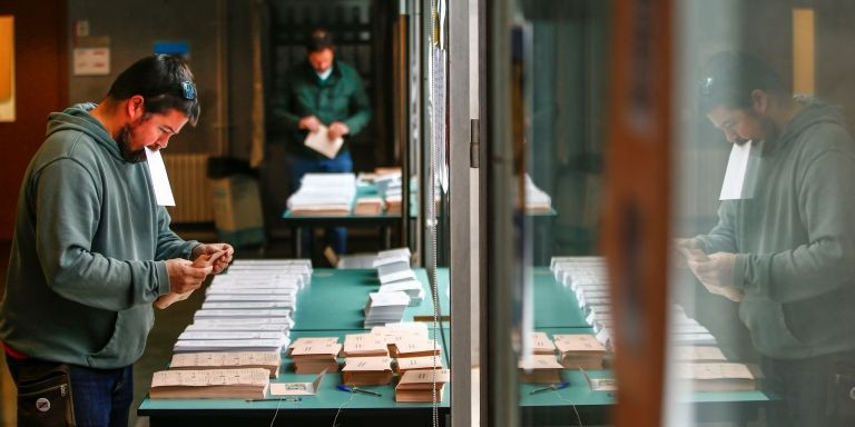 Hombre escogiendo que votar / EFE