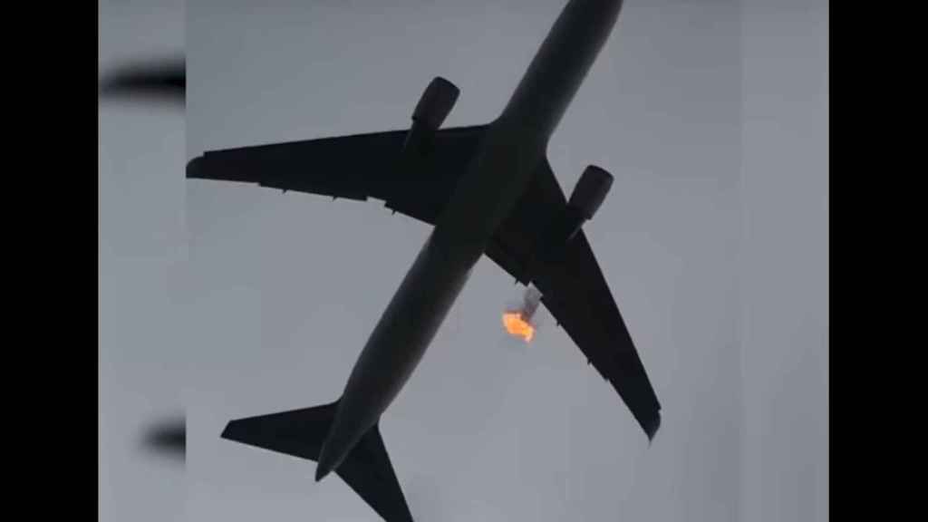 Vídeo del espectacular incendio del motor de un avión en el Prat / CARLOS SANTOS