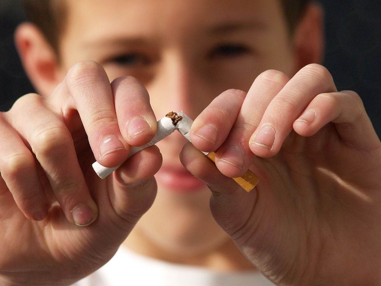 Niño rompiendo un cigarrillo de tabaco en Groninga / PIXABAY