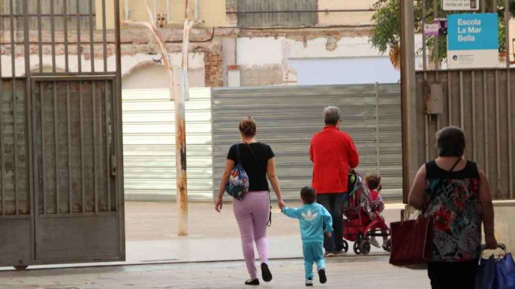 Alumnos en la escuela de La Mar Bella en obras / ARCHIVO JORDI ROMERO