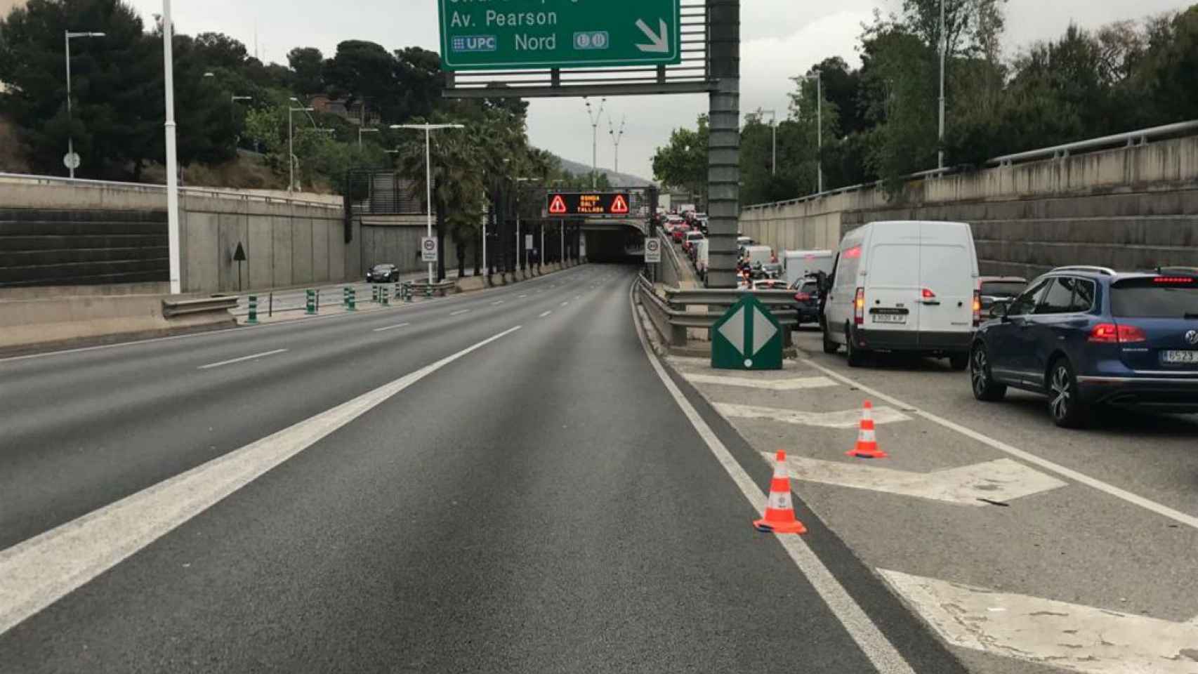 Cola de coches a causa de un accidente ocurrido en la Ronda de Dalt de Barcelona / ARCHIVO