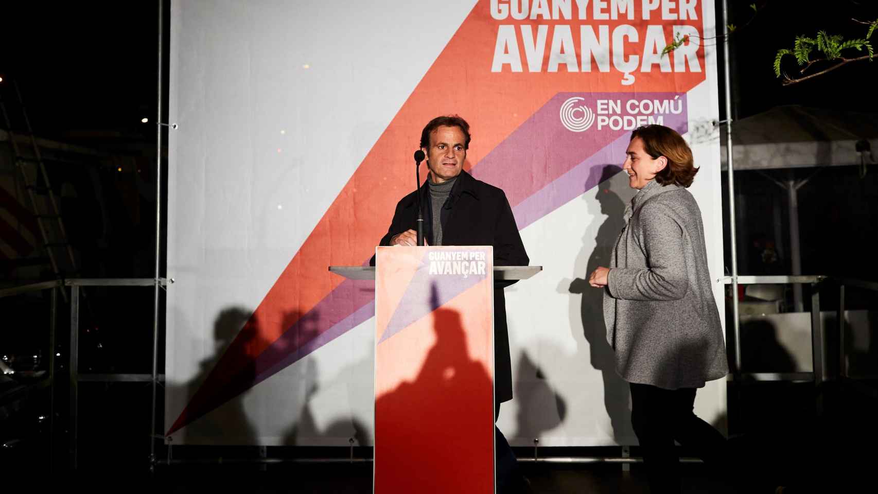 Jaume Asens y Ada Colau, durante la noche electoral de los 'comuns' en Barcelona / EFE ALEJANDRO GARCÍA