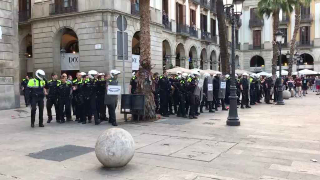 Agentes de la Unidad de Antidisturbios de la Guardia Urbana en el enfrentamiento con los hooligans del Liverpool en la Plaza Real / CSIF