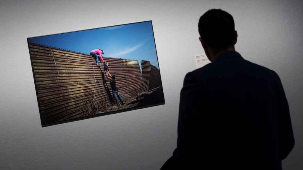 Un visitante en una exposición / EFE-Quique García