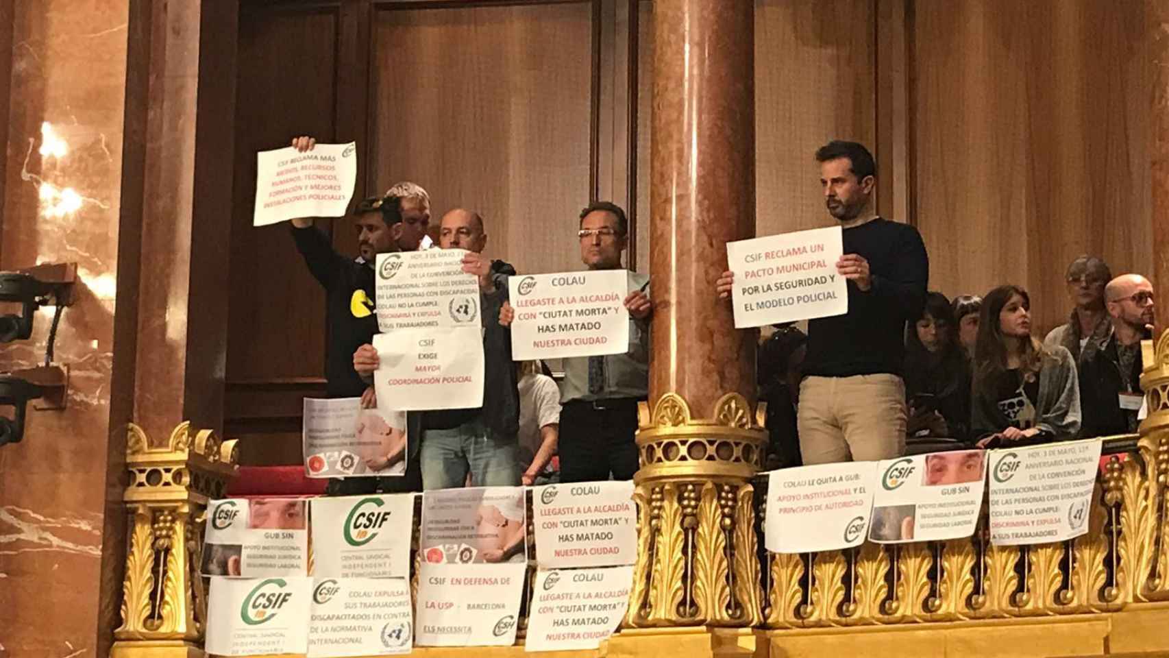 Agentes de la Guardia Urbana del sindicato CSIF durante una protesta en el Ayuntamiento de Barcelona