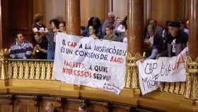 Vecinos en el pleno con pancartas a favor de ubicar el CAP del Raval Nord en la capilla de la Misericòrdia / AYUNTAMIENTO DE BARCELONA