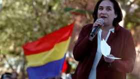 Ada Colau en un acto de campaña con la bandera republicana a sus espaldas