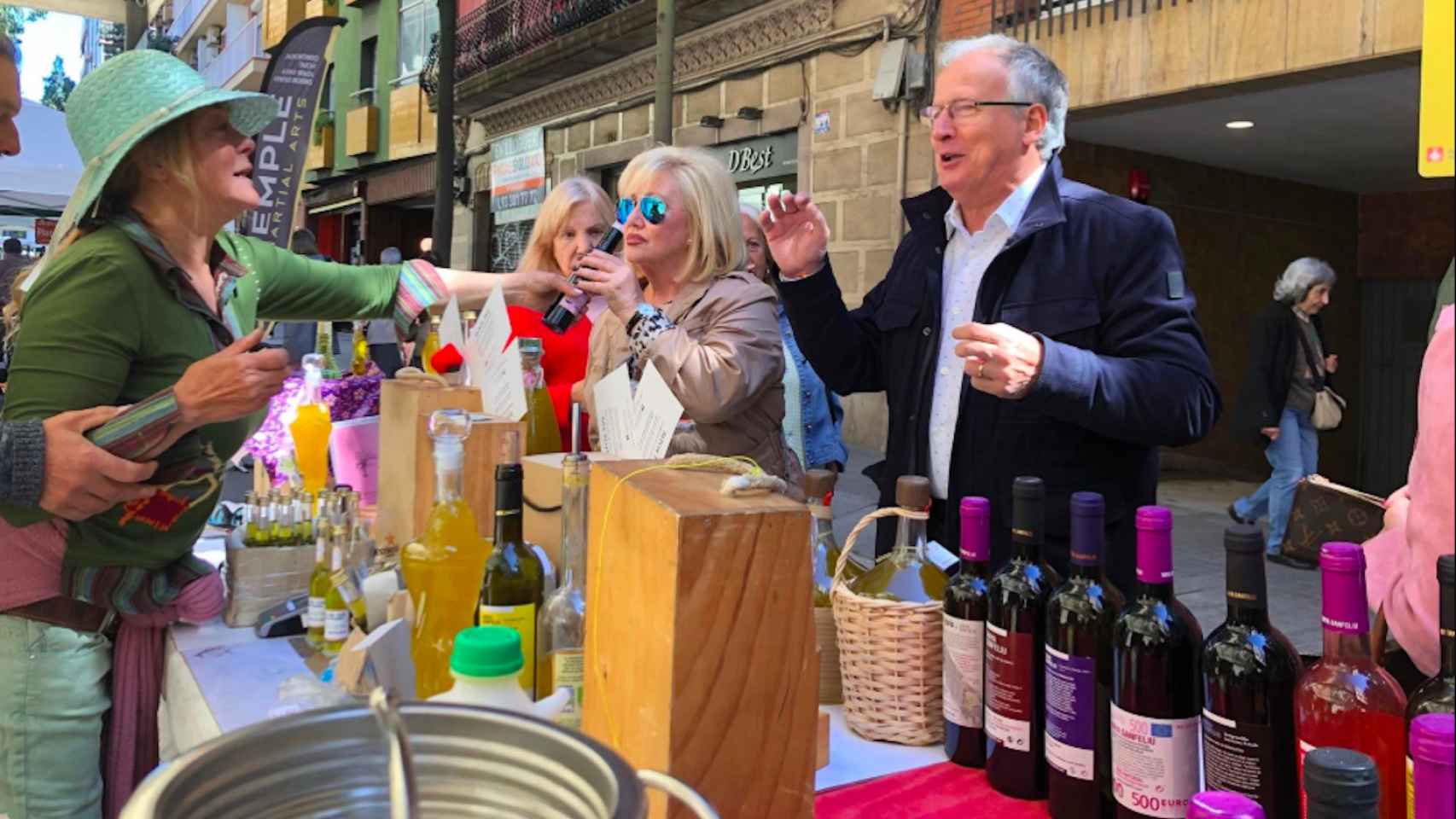 El candidato del PP a la alcaldía de Barcelona, Josep Bou, durante una visita a los comercios / EUROPA PRESS