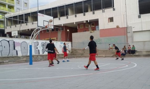 Un equipo del Canyelles, en Barcelona en la pista descubierta / CLUB SOCIAL CANYELLES