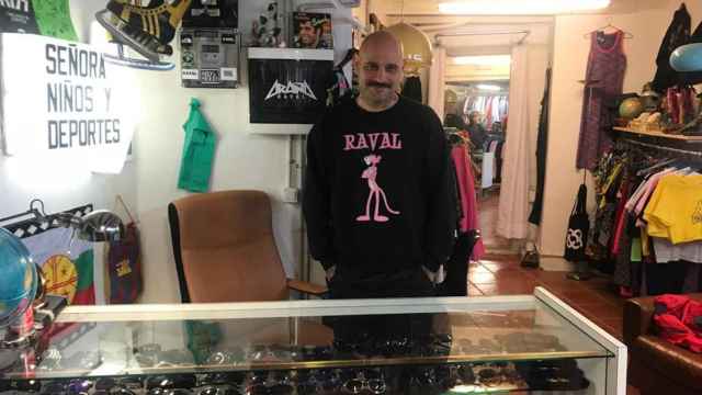 Santi González en su local del Raval / MA