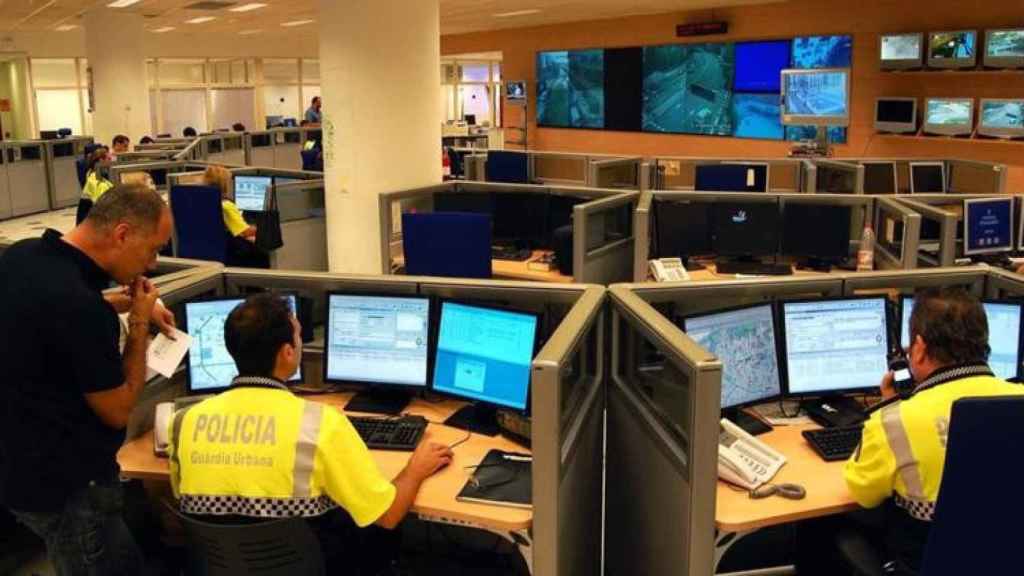 Agentes de la Guardia Urbana en el centro de emergencias de Barcelona / SAPOL