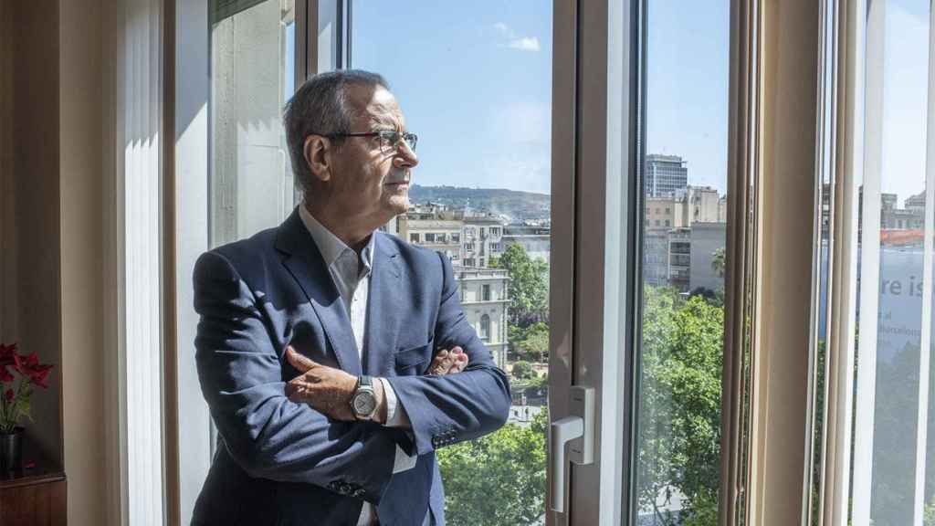 Retrato de Celestino Corbacho antes de la entrevista en la sede de Valls / LENA PRIETO