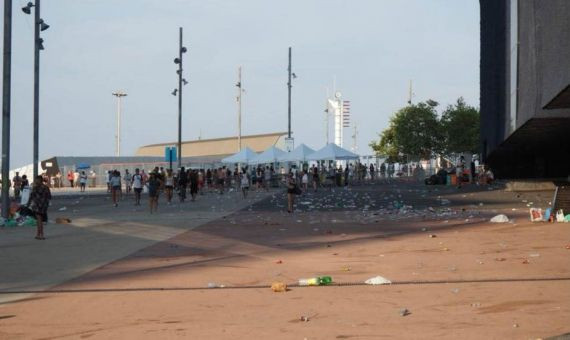 Los restos de la 'batalla' son visibles en los alrededores del Fòrum