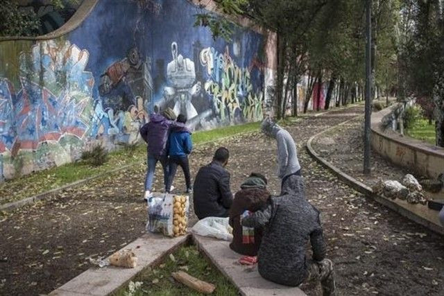 Un grupo de menas en un parque de Barcelona / EUROPA PRESS