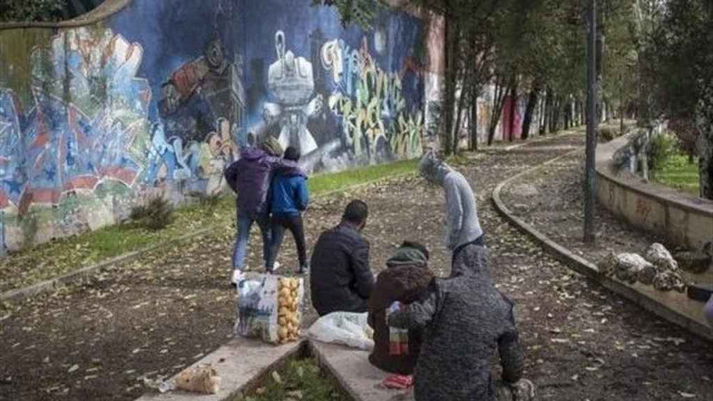 Un grupo de menas en un parque de Barcelona / EUROPA PRESS