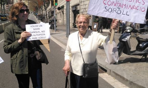 Una mujer de 91 años se manifiesta para recuperar la línea 92. 