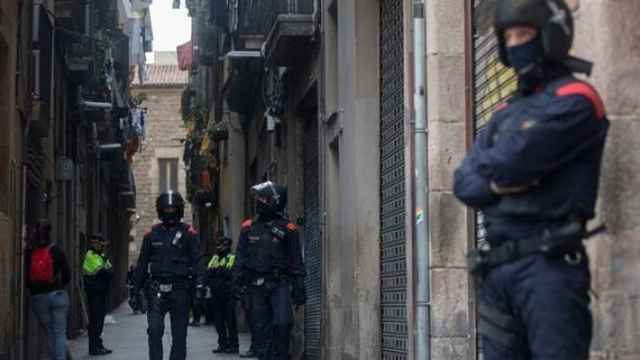 Operativo de los Mossos d'Esquadra en el Raval, en Barcelona / ARCHIVO