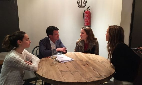 Jóvenes que dan apoyo a Manuel Valls en un bar de Barcelona