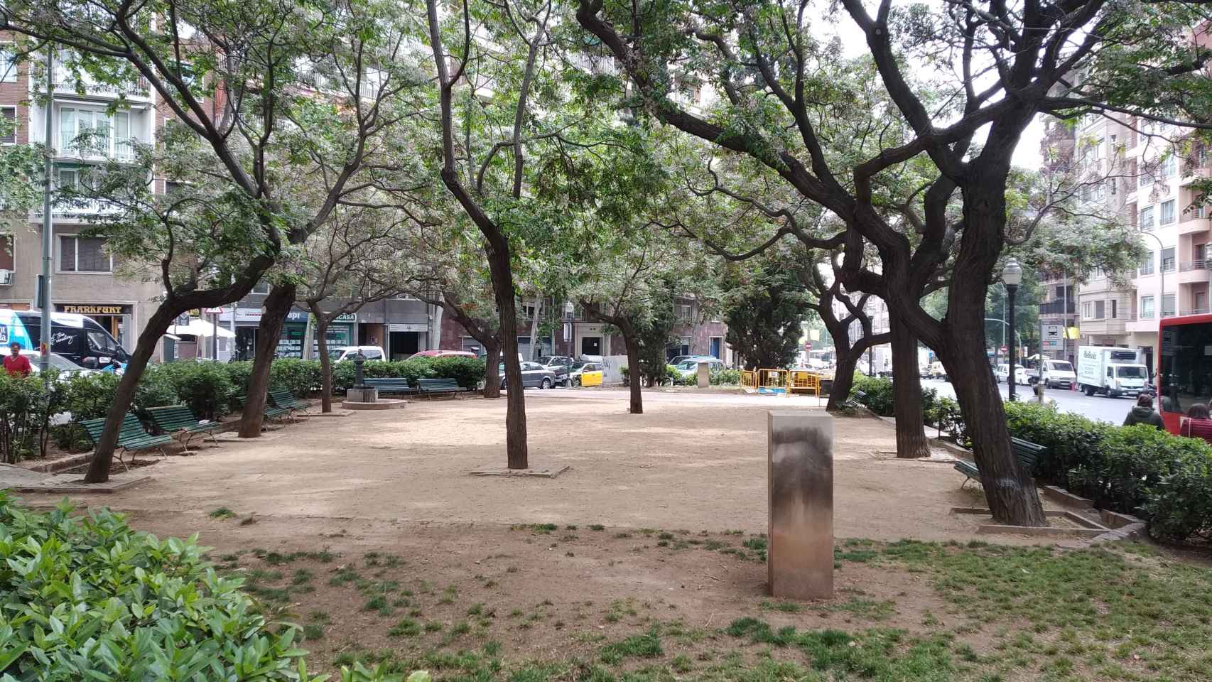 Los jardines de Marcos Redondo, en el Eixample, donde se construirá la Escuela Entença / JORDI SUBIRANA