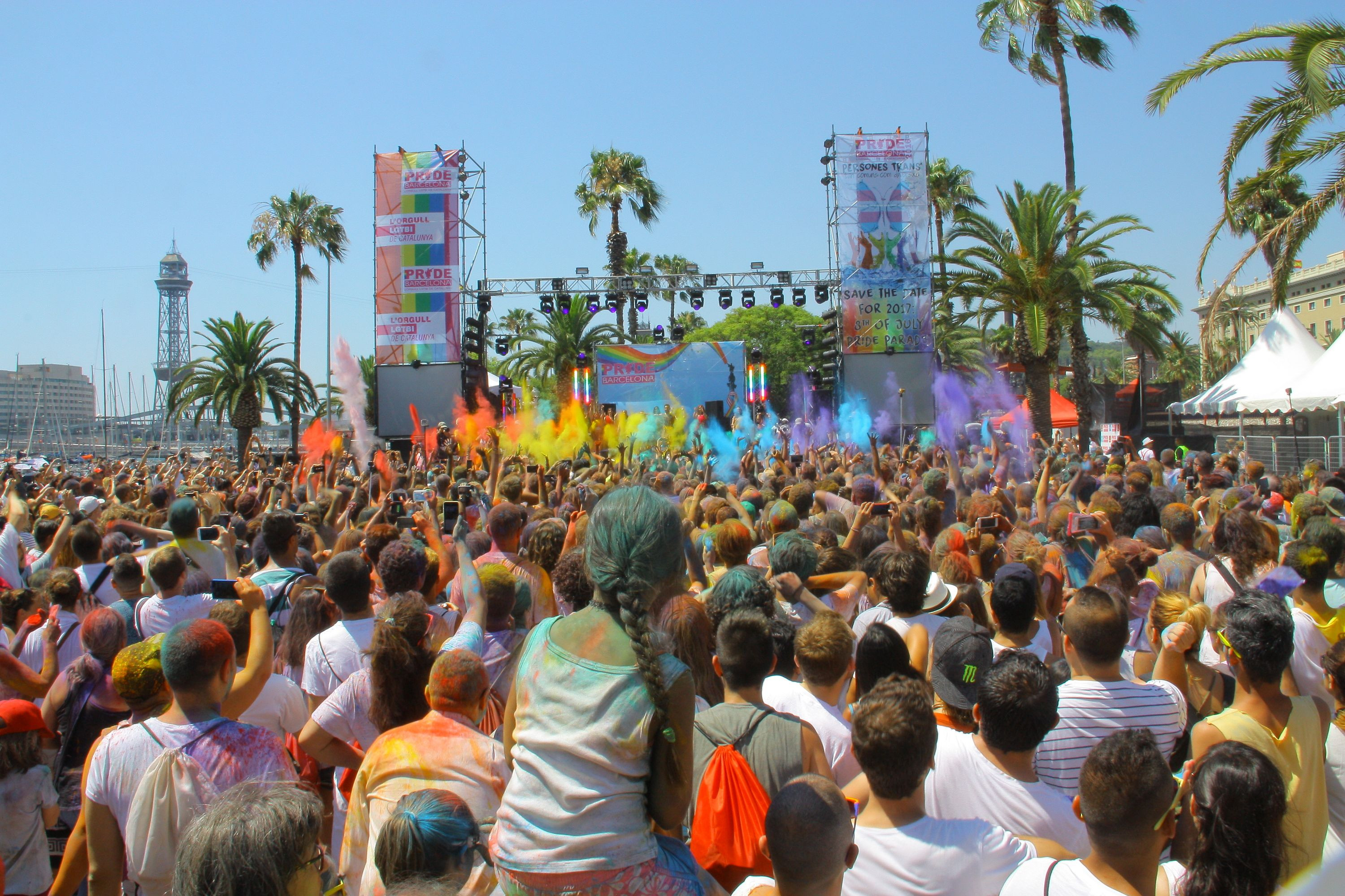 Multitud de personas durante la semana del orgullo gay en Barcelona