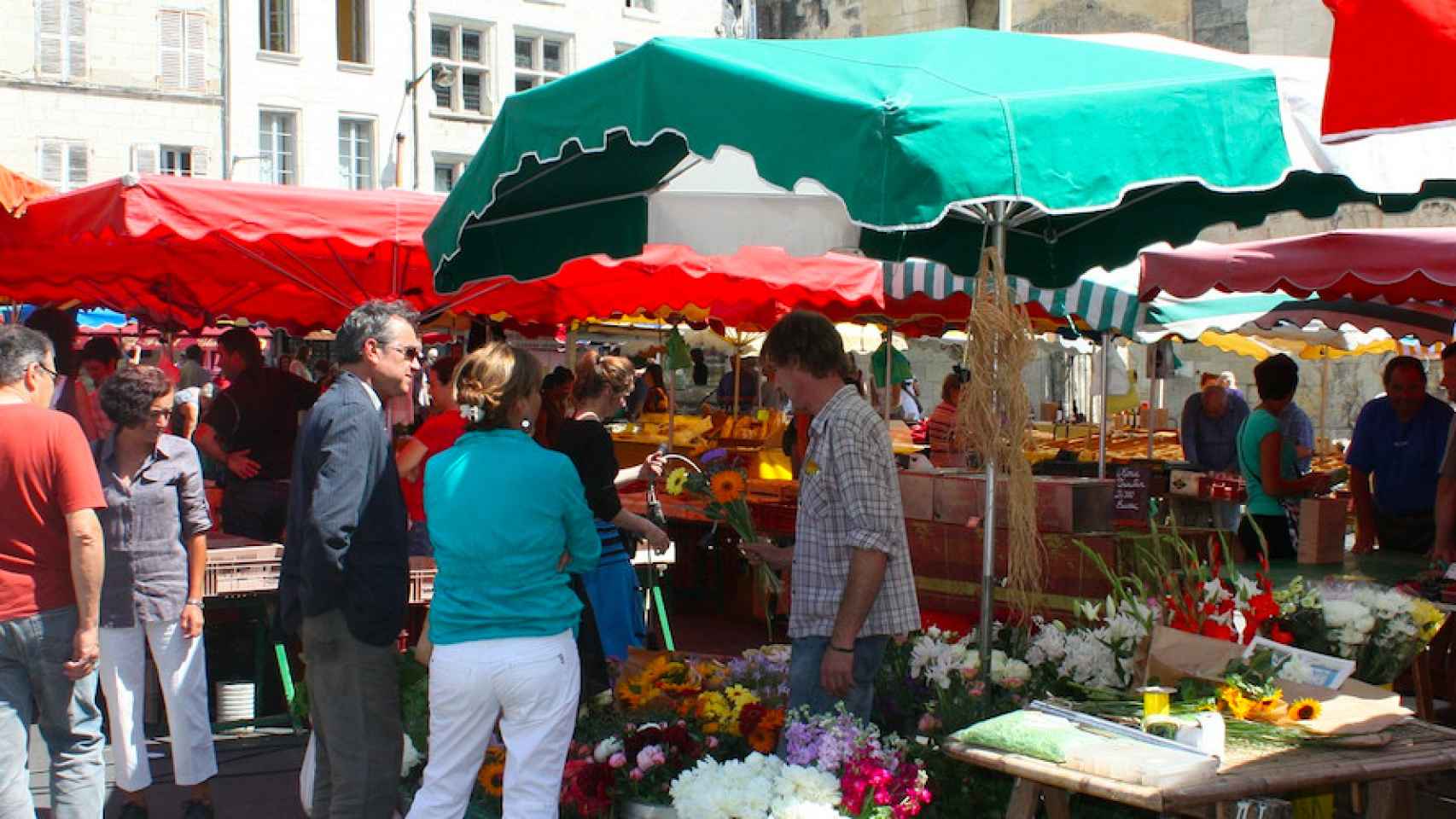 Conjunto de personas en un mercado de intercambio / PIXABAY