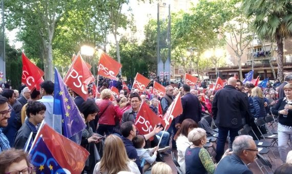 Militantes y simpatizantes del PSC en el inicio de la campaña / JORDI SUBIRANA