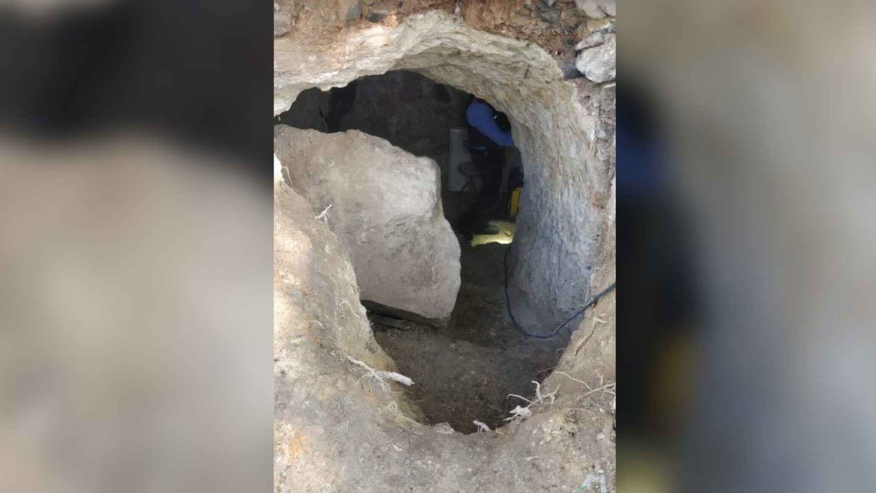 Entrada a una de las cuevas que los jóvenes inmigrantes han ocupado en la ladera de Montjuïc