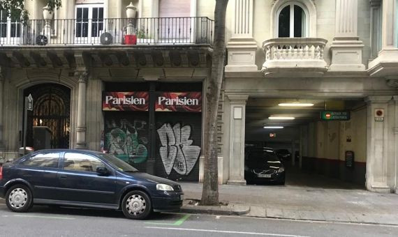 Puerta principal del Parisien, situado en los bajo de Bailén 22 / MA