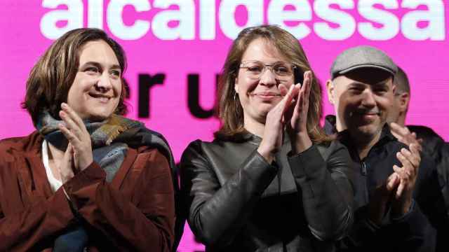 La alcaldesa de Barcelona, Ada Colau, junto a Janet Sanz durante el acto de inicio de campaña de las elecciones municipales / EFE