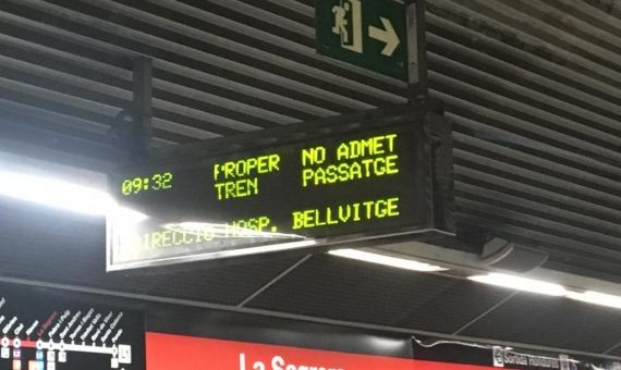 Un cartel anuncia que el siguiente tren no admite pasajeros