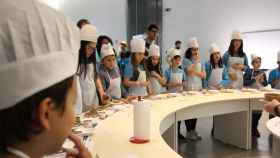 En uno de los talleres los niños tenían que preparar un desayuno equilibrado con yogur, frutas y cereales / M. B.