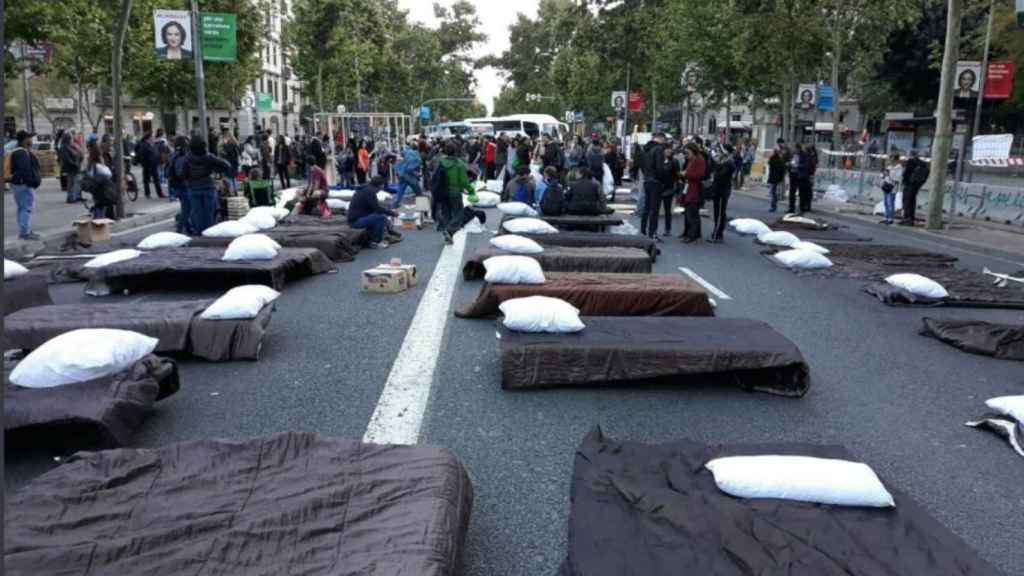 La Gran Via ocupada por el colectivo Trae Tu Casa / TWITTER THAIS BONILLA