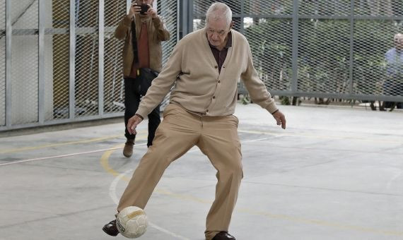 Ernest Maragall chutando la pelota en campaña electoral / EFE