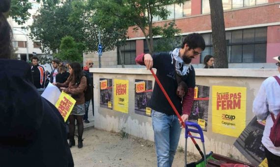 La plaza ha quedado empapelada con los carteles de la CUP / CR