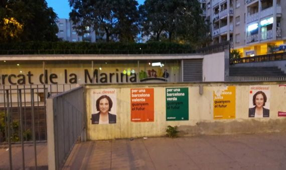 Carteles de Colau en un muro, en el barrio de la Marina / MARIBEL SÁNCHEZ 