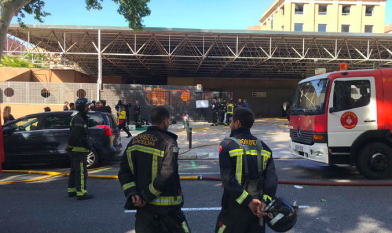 Bomberos fuera del centro comercial de Vila Olímpica