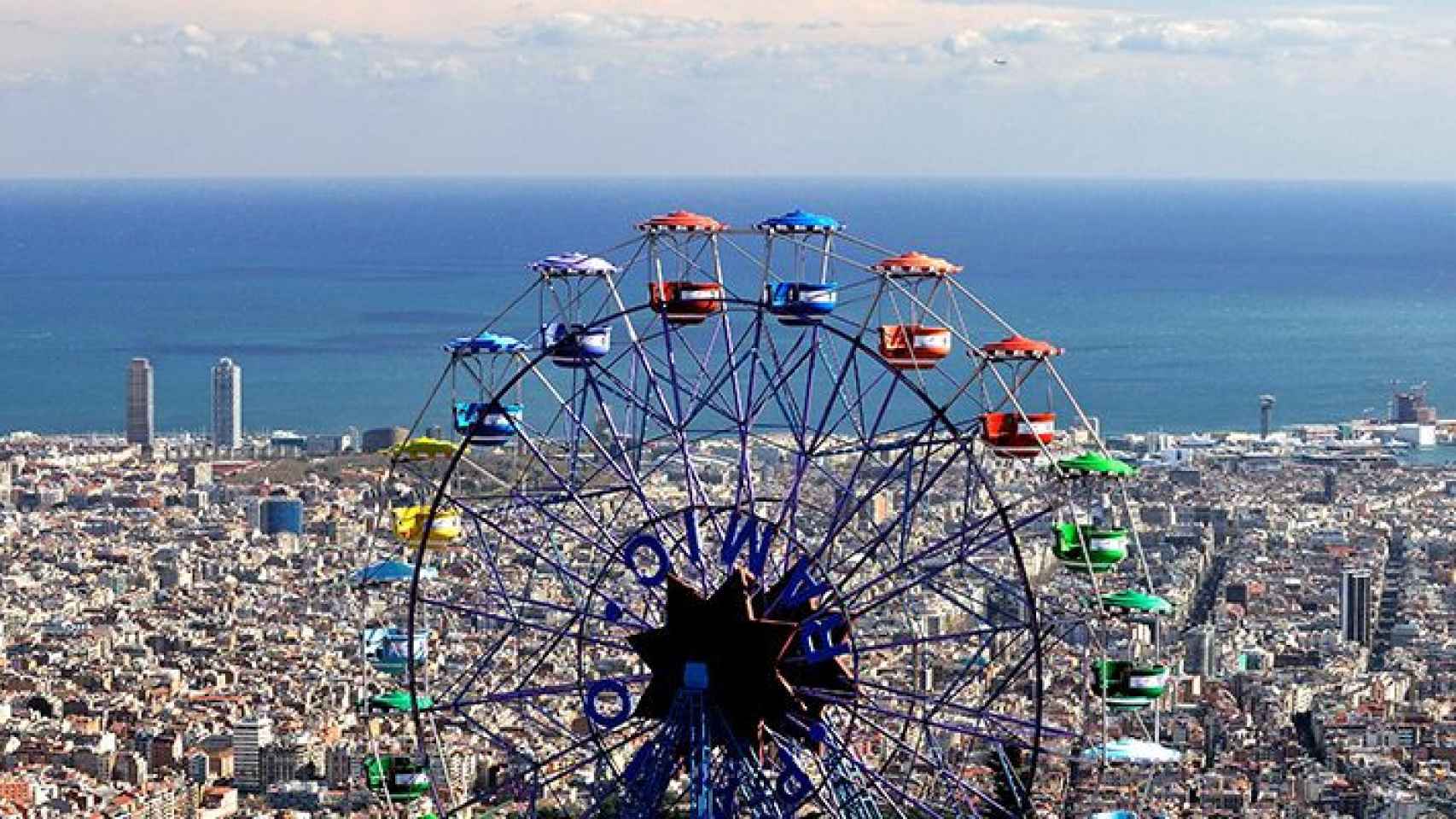 Vista panorámica de la ciudad de Barcelona con el mar de fondo