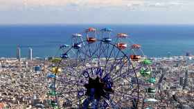 Vista panorámica de la ciudad de Barcelona con el mar de fondo