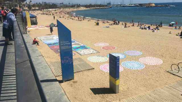 Las playas de la Barcelona empiezan a llenarse de manteros / CR