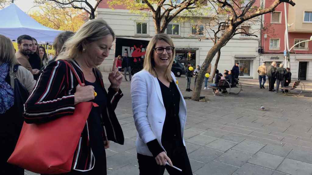 Elsa Artadi y Neus Munté en la plaza Virrei Amat de Barcelona