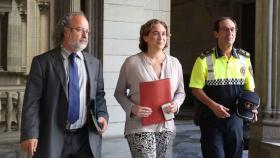 Ada Colau, entre el comisionado de Seguridad, Amadeu Recasens, y el jefe de la Guardia Urbana, Evelio Vázquez / AYUNTAMIENTO DE BCN