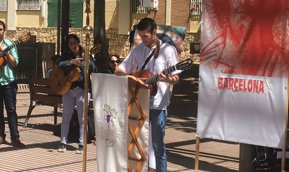 Un joven seguidor tocando en la oración