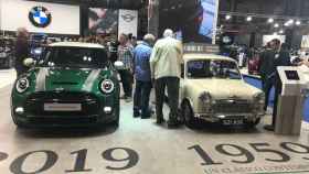 En el stand de BMW han colocado dos Mini, su primer ejemplar de 1950 y su último ejemplar de 2019