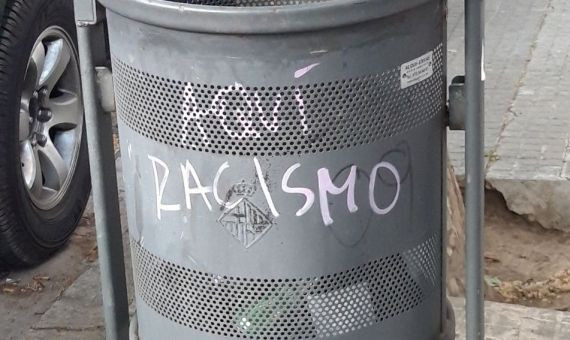 Papelera con el grafiti Aquí racismo / M. B.