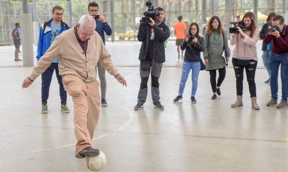 Ernest Maragall juega con un balón durante la campaña electoral / ERC