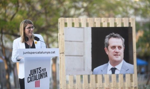 Elsa Artadi, en un acto público, con una foto de Joaquim Forn de fondo / JxCAT